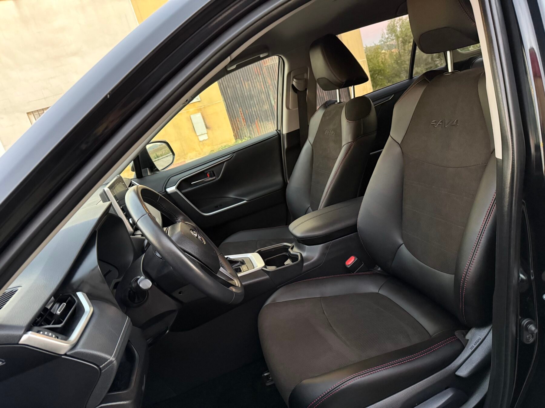 TOYOTA Rav4 Black edition