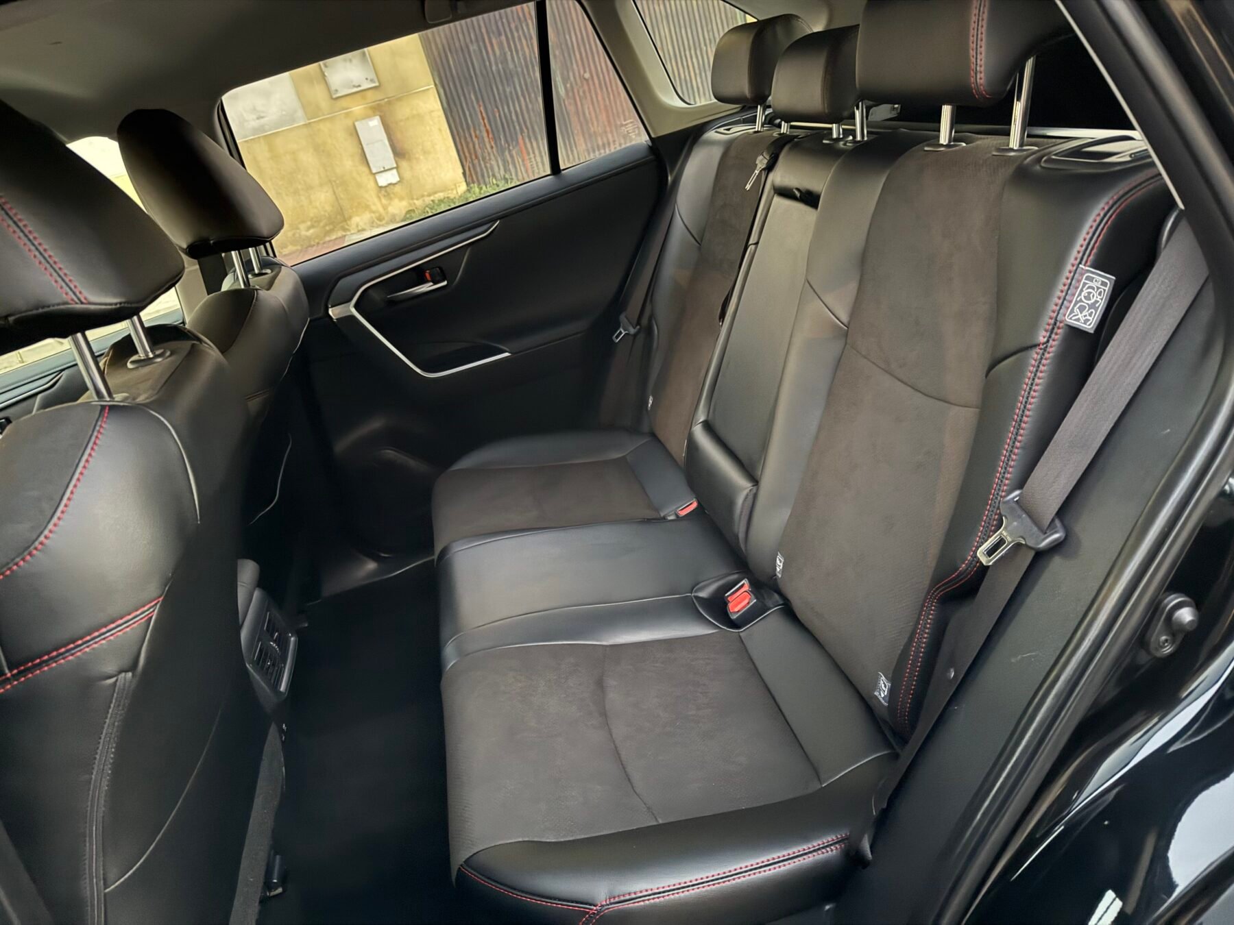 TOYOTA Rav4 Black edition