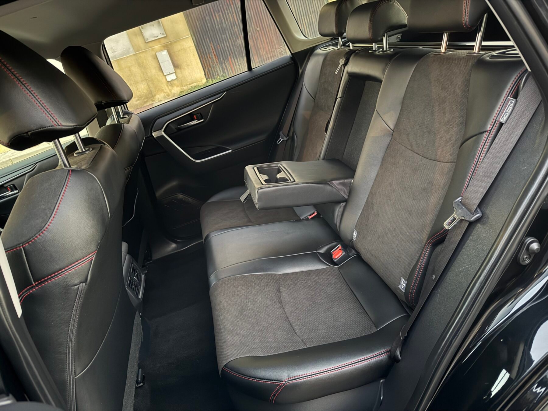 TOYOTA Rav4 Black edition