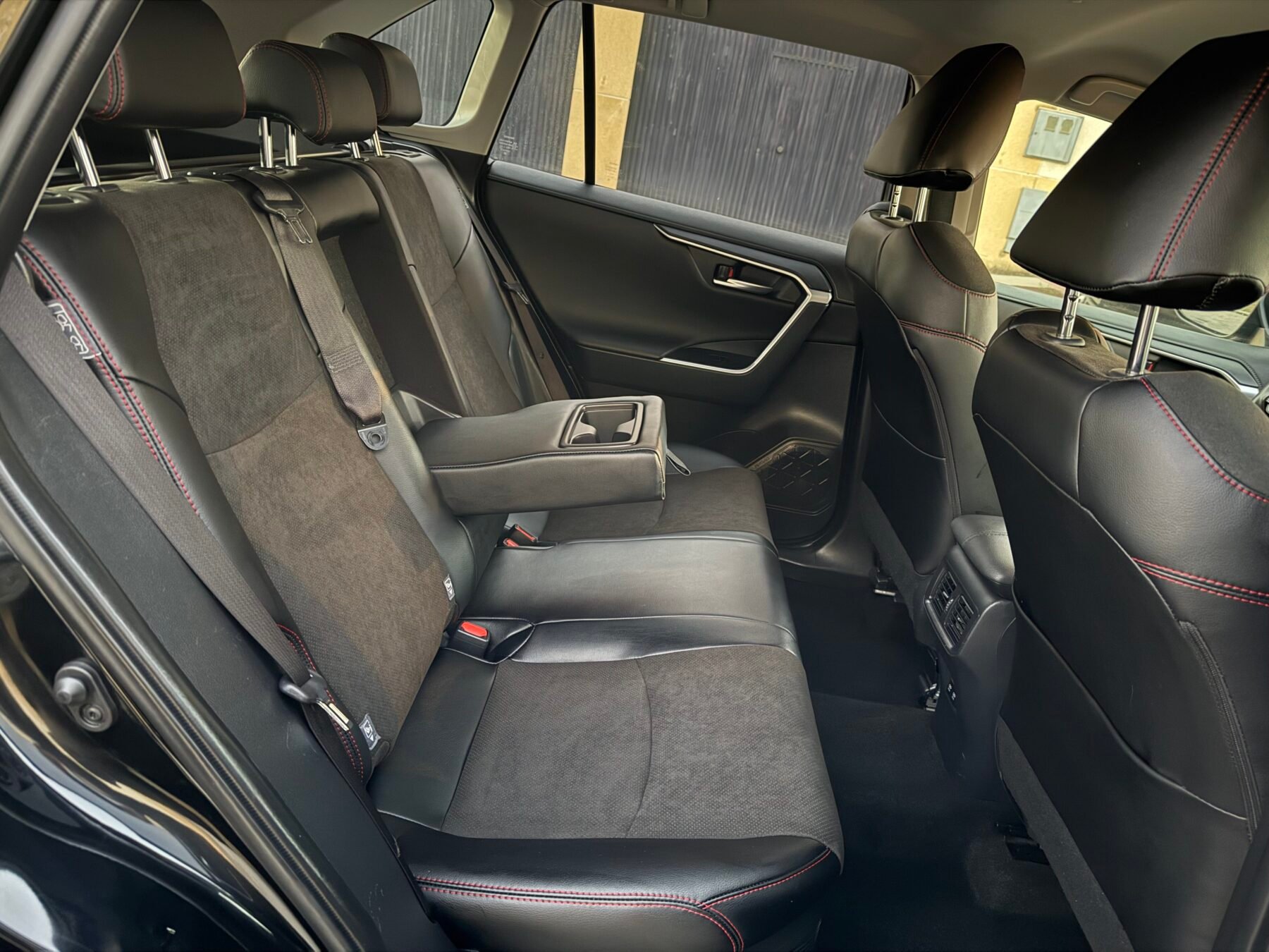 TOYOTA Rav4 Black edition