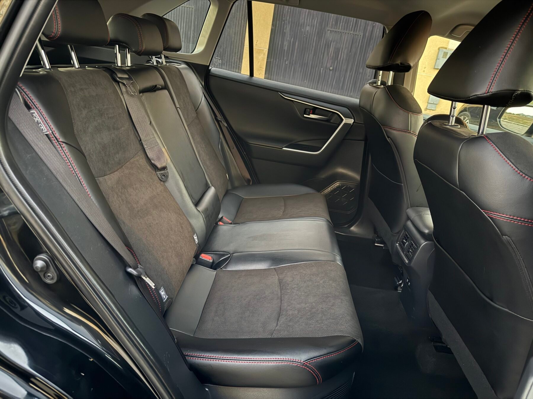 TOYOTA Rav4 Black edition