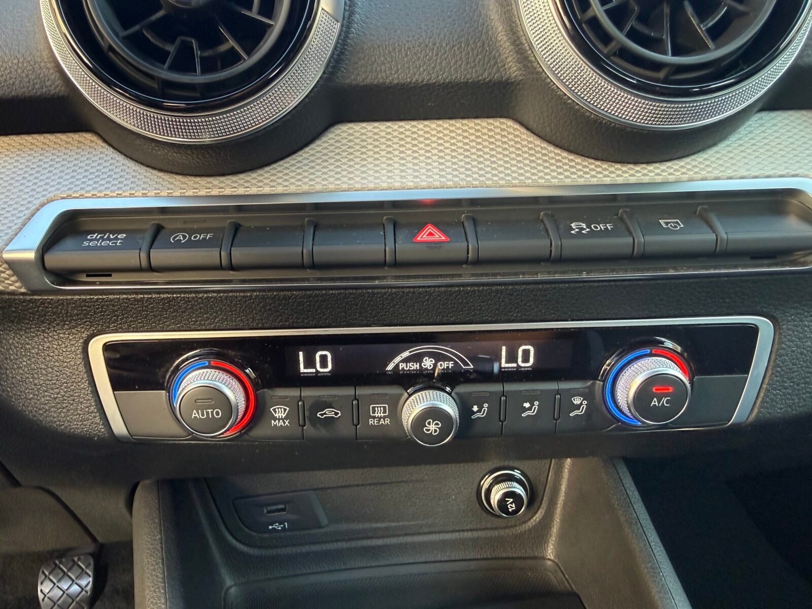 AUDI Q2 Black line