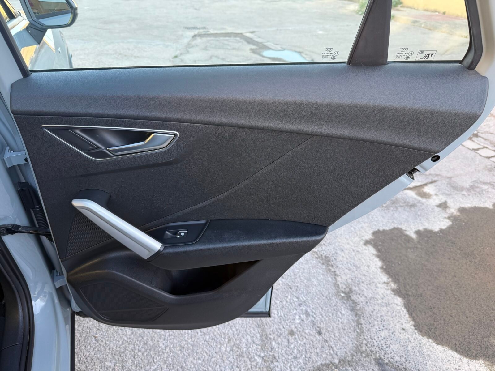 AUDI Q2 Black line